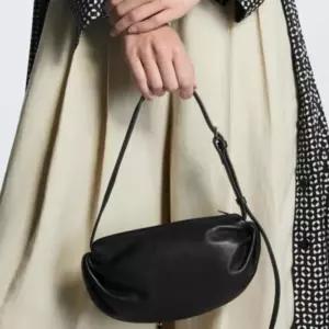 만두백 반달 리얼 양가죽 가죽 꼬임 블랙 리얼레더