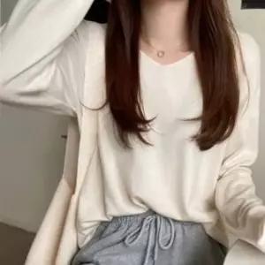 스타일 소프트무드 풀오버 베이직라인브이라인 일상템 페미닌룩 데일리룩 로맨틱룩