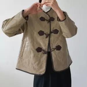 [다잇템] 여자 콘트라스트 웨이브 토글 카라없는 자켓