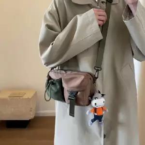 포켓 디테일 스트랩 파우치 화장품 미니 크로스백