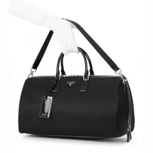 PRADA 리나일론 브러쉬드 가죽 더플백