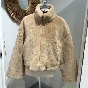 [르피타] HC06 포근 보아퍼 하이넥 크롭 점퍼(베이지) 포근 보아퍼 하이넥 크롭 점 (S44829374)