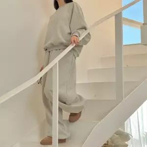 [문에이블]문에이블 여자 여성 겨울 따뜻한 데일리룩 기모 루즈핏 절개 맨투맨 밴딩 팬츠 트레이닝 세트