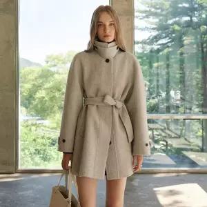 [롯데백화점]온앤온 카라비조 중기장 핸드메이드 코트 NEW4WH910