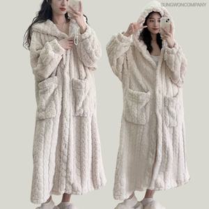 이너퀸 프리수 여성용 엠보 패턴 후드 모자 버튼 단추 롱 수면 극세사 밍크 가운 잠옷 롱패턴수면가운