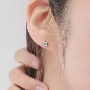 [로이드](센텀시티점)18K 0.6캐럿(6부) 4프롱 다이아몬드 귀걸이 LED24013D