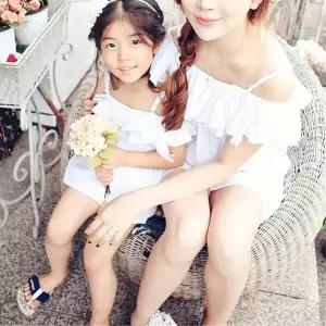 [하프클럽/]여행지룩 엄마와 딸 프릴 화이트 오프숄더 점프슈트