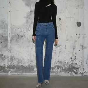 [롯데백화점]에고이스트 [HERITAGE] 라벨 포인트 절개 부츠컷 데님 팬츠 (EQ4DP160)