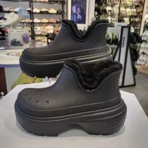 CROCS HC14 크록스 스톰프 라인드 쇼티 부츠 블랙 210673-060