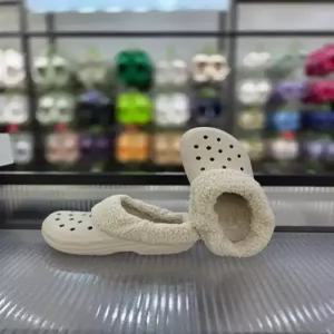 [크록스] 포근한 털 클래식 블리첸 IV 클로그 210846-0IK/애플아울렛