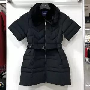 [디즈니골프][행복한백화점][디즈니골프]퍼 카라 배색 반소매 허리벨트 A라인 덕다운 점퍼 블랙 여성 SO4LJ