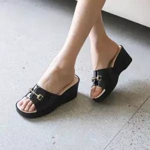 여성 에나멜 통굽 뮬슬리퍼 골드장식 키높이 블로퍼 WFIQNND