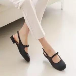 라운드 곡선라인 발등 절개 리본장식 슬링백 플랫슈즈 WEC88E9