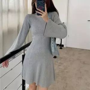 심플 골지라인 나팔 소매 슬림핏 긴팔 A라인 원피스 WFH6E9X