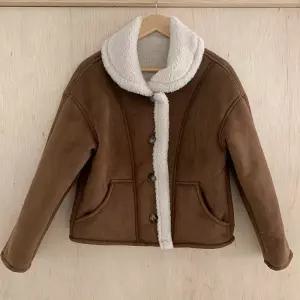 [옷자락] 여성 뽀글이 양털 카라넥 버튼 무스탕 절개 브라운 자켓