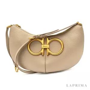 [롯데백화점]페라가모 라프리마 [FERRAGAMO] 페라가모 맥시 간치오 숄더백 21-2885 DAINO 759430