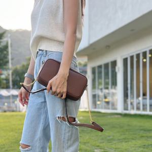 버버리 로고 ELONGATED 엠보스드 스몰 카메라 크로스백 브라운80528491 블랙80528481