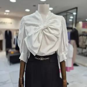 [모조에스핀]포인트 리본 반 소매 블라우스 s252msc019_DG