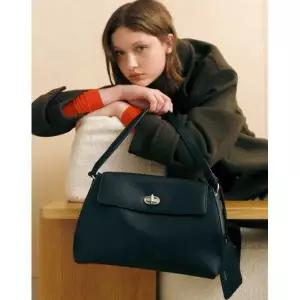 [롯데백화점]질스튜어트 가죽 오브 장식 숄더백 M 블랙 JABA5F103BK