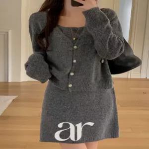 (울6/한벌로완성/소개팅성공템) 리오프 울 니트 나시 원피스 가디건 투피스 세트 st2954