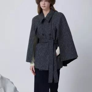 [롯데백화점]DEWL 헤링본 케이프 코트  D254MSG507