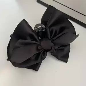 초코링샵 대왕리본집게핀 블랙, 올림머리 새틴 헤어 집게핀