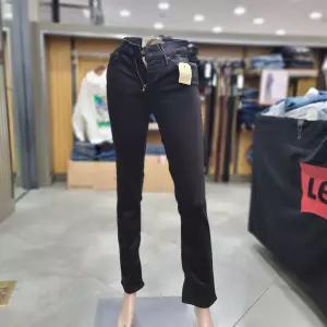 리바이스314여성 쉐이핑스트레이트핏블랙진 196310_DG2101189