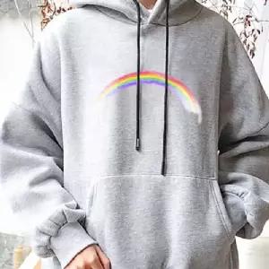 편안한 착용감과 트렌디한 디자인을 동시에 갖춘 데일리룩 필수템 무지개 프린팅 남자 후드 티셔츠