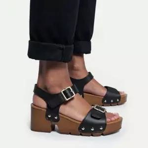 스트랩샌들 통굽 우드 여성 샌들힐 가보시힐 버클 스트랩 미들굽