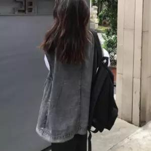 세련된 블랙 컬러에 탄탄한 데님 소재가 더해져 시크한 분위기를 연출할 수 있는 활용도 높은 베스트