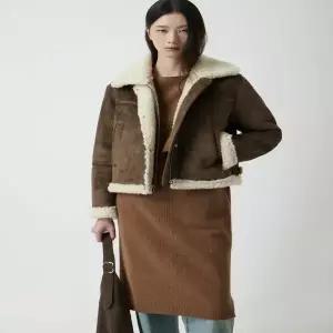 ZOOC 페이크 숏 무스탕_Z254PSF655