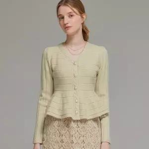 [롯데백화점]매긴 진주버튼페플럼오픈니트_PBMF4W1KT2091