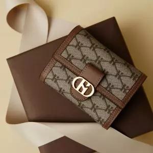 [헤지스](센텀시티점)[헤리아토] 브라운 시그니처 패턴 가죽 반지갑 HIWA4F879W1