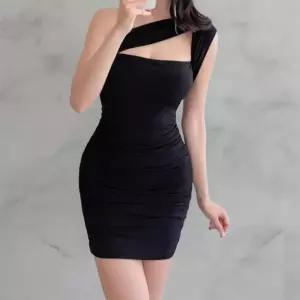 여성 검정 컷아웃 트임 어깨끈 셔링 미니 드레스