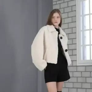 39모던코치FAUX FUR 양털자켓