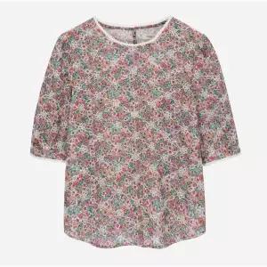 갤러리아 [써스데이아일랜드]2025 F/W 플라워 패턴 자수 블라우스(T256MBL145W)