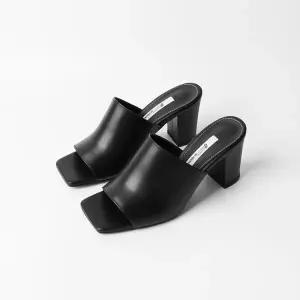 [롯데백화점]신난다슈 여성 뮬 슬리퍼 힐 7cm 여자 샌들 구두 발편한 통굽 소가죽 토오픈 SS2623 블랙