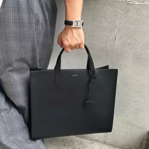 헤지스 액세서리 26SS [선물추천][15인치 노트북 수납가능] 블랙 실버로고 크로스 겸용 토트백(업그레이드