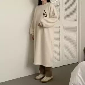 [올리비에스클로젯] 뽀글이 레터링 맨투맨 롱원피스_O2601OP003A