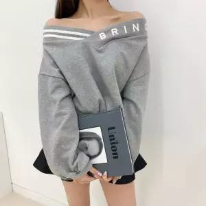 브이넥 자수 오프숄더 오버핏 맨투맨