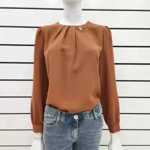 [베스띠벨리]플리츠 메탈장식 라우드넥 블라우스 ( BJBAI24120 )