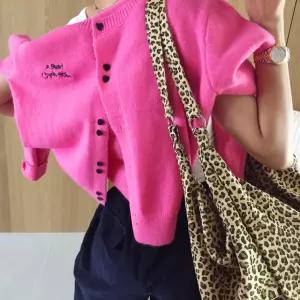 더블하트 배색 단추 영문 레터링 자수 라운드 루즈핏 니트 가디건 (4color)