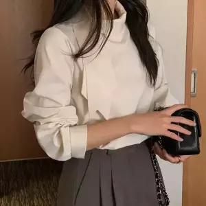 [코코블랑] 커브 타이 블라우스