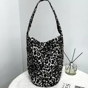 호피 원통 숄더백 레오파드 가방 아이보리 (WFK43DQ)