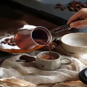 전통적인 구리 터키식 커피 포트 그릇 거품