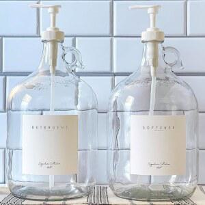 세탁실용 세탁 세제 디스펜서 - 흰색 액체 펌프, 섬유 유연제, 비누 또는 표백제가 포함된 1갤런 유리 저그 2개, 128온스 4개의 라벨 포함