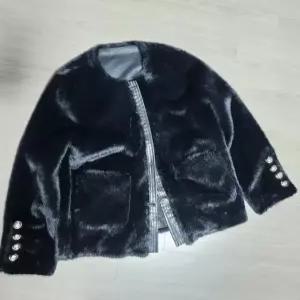 아이잗바바무스탕 라운드넥 골드 버튼 페이크 퍼 무스탕 재킷 (BLACK) FF