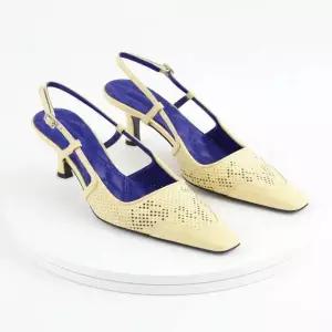 [버버리]Leather Chisel Sling-back Pumps 8080285 레더 치즐 슬링백 펌프스 818796