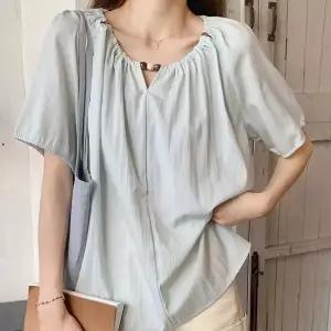 [하프클럽/]넥셔링 링 블라우스 반팔 라운드넥 브이트임 시원한