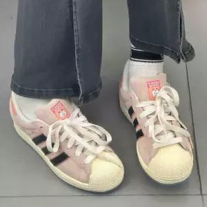 아디다스 X 스폰지밥 슈퍼스타 코어 블랙 핑크 남녀공용 운동화 JQ6778